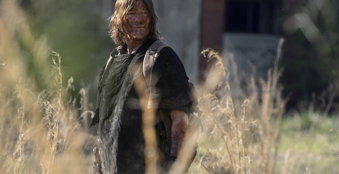 Daryl todo sujo de sangue observando algo ou alguém no episódio 4 - Rendition da 11ª temporada de The Walking Dead.