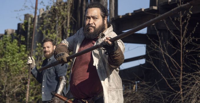Jerry e Aaron lutando contra zumbis em Alexandria no episódio 5 da 11ª temporada de The Walking Dead.