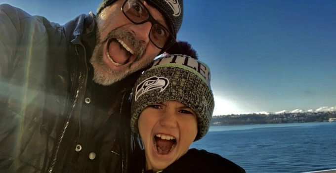 Jeffrey Dean Morgan e Gus Morgan em uma selfie durante um passeio.