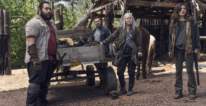Jerry, Aaron, Carol e Lydia observando surpresos algo ou alguém no episódio 5 da 11ª temporada de The Walking Dead.