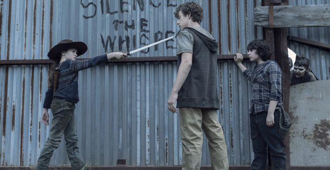 Judith apontando sua katana para uma criança desconhecida no episódio 5 da 11ª temporada de The Walking Dead.