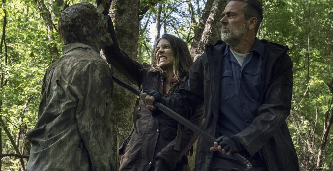 Maggie e Negan matando um zumbi juntos na floresta no episódio 5 da 11ª temporada de The Walking Dead.