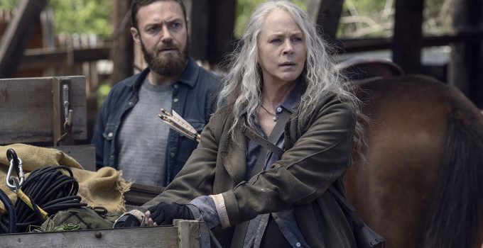 Aaron e Carol observando algo ou alguém no episódio 5 da 11ª temporada de The Walking Dead.