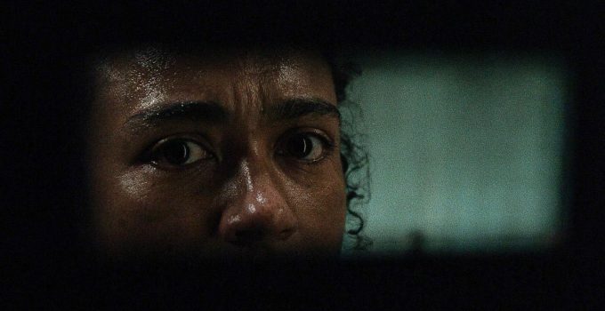 Connie assustada e observando por uma brecha no episódio 6 da 11ª temporada de The Walking Dead.