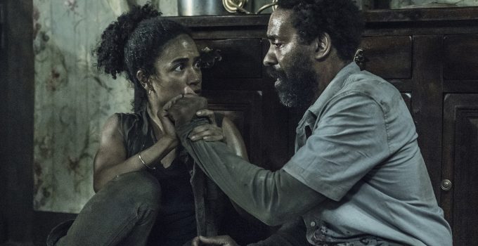 Connie e Virgil sentados no chão da casa e tocando um na mão do outro no episódio 6 da 11ª temporada de The Walking Dead.