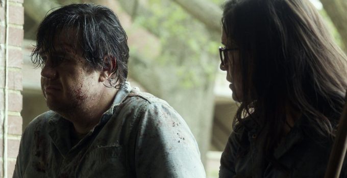 Eugene e "Stephanie" conversando após limparem um local de walkers no episódio 7 da 11ª temporada de The Walking Dead.