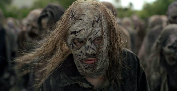 Maggie usando uma máscara de Sussurrador e andando em meio a uma horda de zumbis no episódio 7 da 11ª temporada de The Walking Dead.