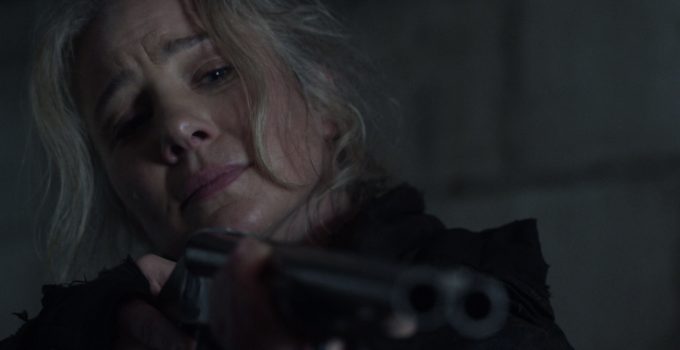 Leah apontando sua arma no episódio 7 da 11ª temporada de The Walking Dead.