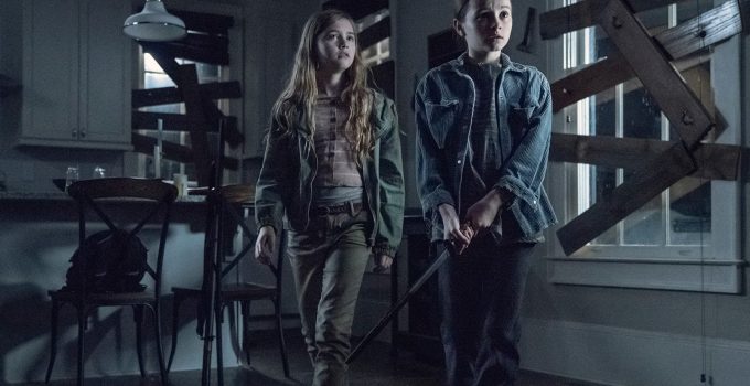 Judith e Gracie assustadas com a entrada dos walkers na casa no episódio 8 da 11ª temporada de The Walking Dead.