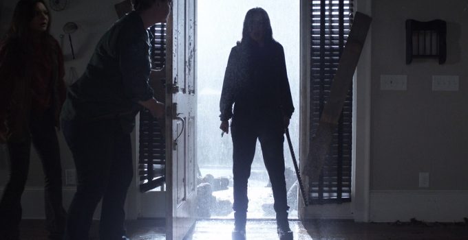 Rosita toda molhada da tempestada retornando para casa no episódio 8 da 11ª temporada de The Walking Dead.