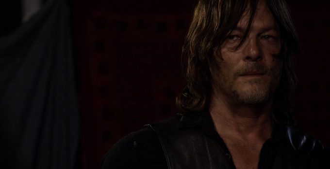 Daryl Dixon observando Pope falar no episódio 8 da 11ª temporada de The Walking Dead.