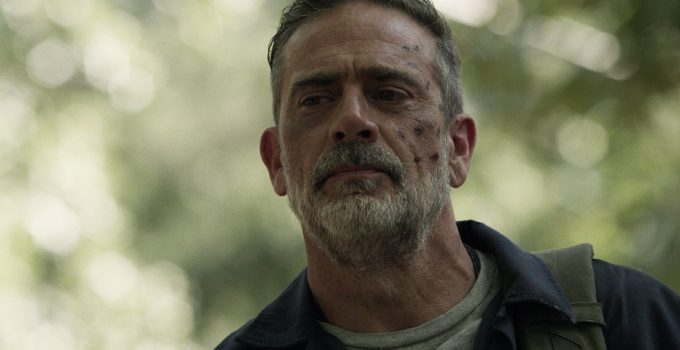 Negan observando Maggie em cena do episódio 9 da 11ª temporada de The Walking Dead.