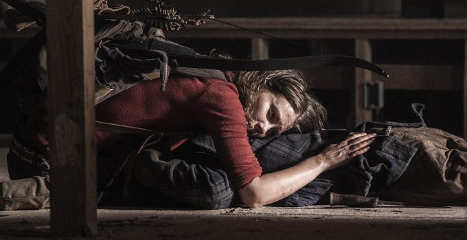 Maggie sob o corpo de Alden zumbificado em cena do episódio 9 da 11ª temporada de The Walking Dead.