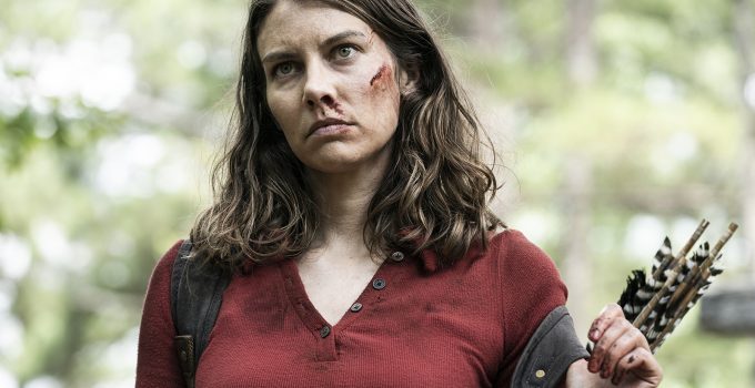 Maggie suja de sangue e observando algo no episódio 9 da 11ª temporada de The Walking Dead.