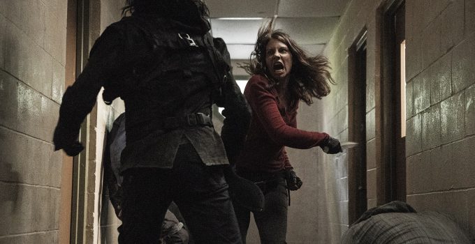 Maggie lutando com Carver em cena do episódio 9 da 11ª temporada de The Walking Dead.