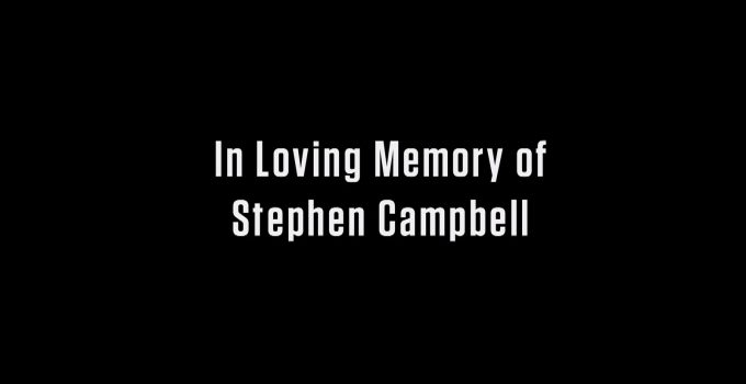 Texto com a frase "em memória de Stephen Campbell" que apareceu no final do episódio 9 da 11ª temporada de The Walking Dead.