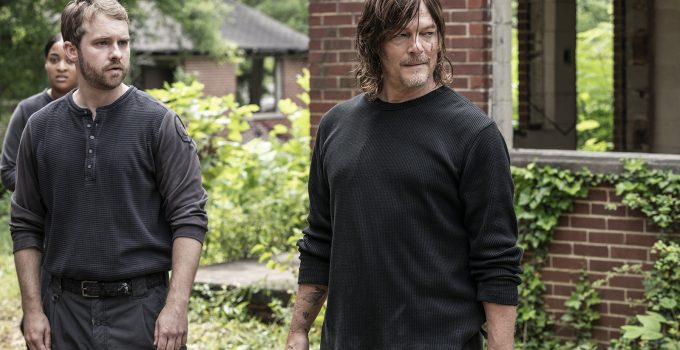 Daryl e outros sobreviventes olhando para algo ou alguém na segunda parte da 11ª temporada de The Walking Dead.