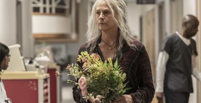 Carol segurando flores no episódio 10 da 11ª temporada de The Walking Dead.