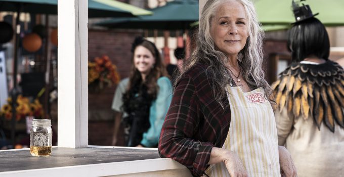 Carol como funcionara da doceria de Commonwealth no episódio 10 da 11ª temporada de The Walking Dead.