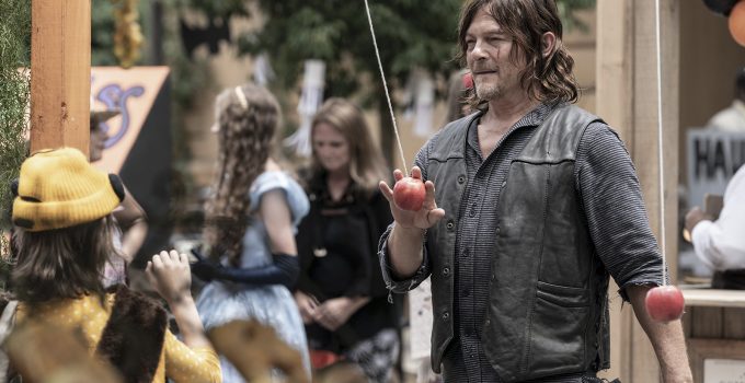 Daryl brincando com uma maçã no halloween de Commonwealth no episódio 10 da 11ª temporada de The Walking Dead.