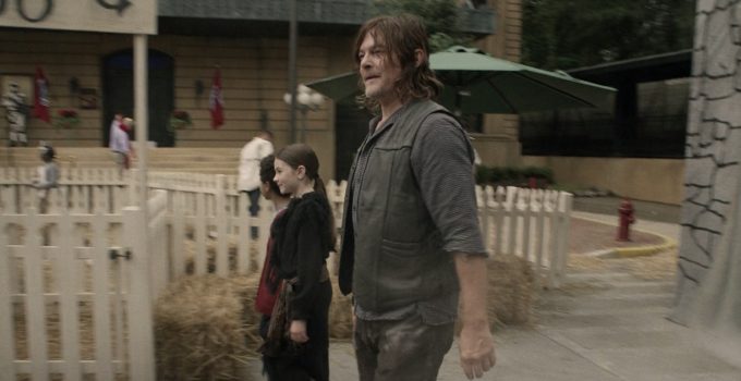 Daryl, Judith e RJ durante o Halloween de Commonwealth no episódio 10 da 11ª temporada de The Walking Dead.