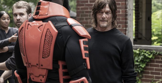 Daryl olhando para Mercer no episódio 10 da 11ª temporada de The Walking Dead.
