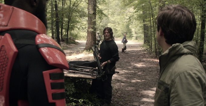 Mercer, Sebastian e Daryl se encaram enquanto Pamela é vista ao fundo em cena do episódio 10 da 11ª temporada de The Walking Dead.