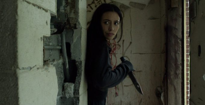Rosita segurando uma faca pronta pra atacar em cena do episódio 10 da 11ª temporada de The Walking Dead.