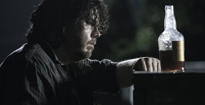 Eugene bêbado em cena do episódio 11 da 11ª temporada de The Walking Dead.