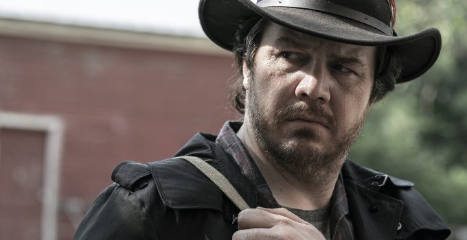 Eugene com chapéu e segurando sua mochila no episódio 11 da 11ª temporada de The Walking Dead.