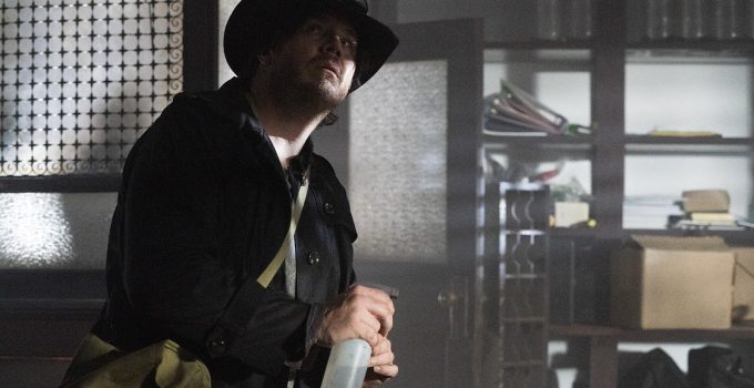 Eugene observando alguém no episódio 11 da 11ª temporada de The Walking Dead.
