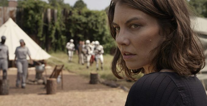 Maggie observando algo com soldados de Commonwealth ao fundo em cena do episódio 12 da 11ª temporada de The Walking Dead.