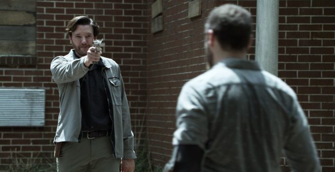 Toby apontando uma arma para Aaron em cena do episódio 13 da 11ª temporada de The Walking Dead.