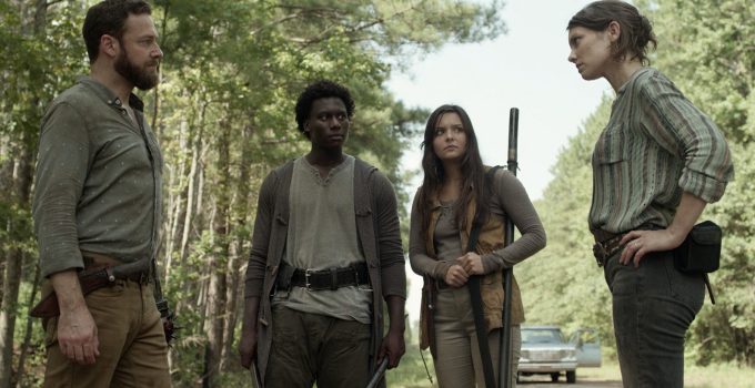 Maggie, Lydia e Elijah conversando com Aaron na estrada no episódio 13 da 11ª temporada de The Walking Dead.
