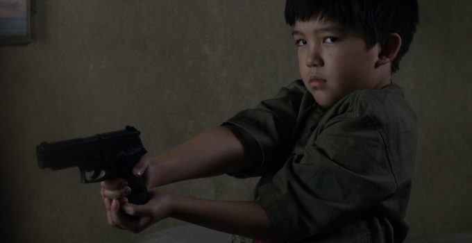 Hershel segurando uma arma em cena do episódio 14 da 11ª temporada de The Walking Dead.