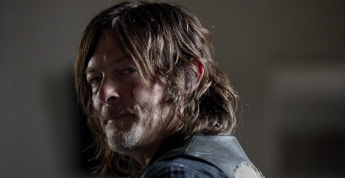 Daryl olhando para algo ou alguém em cena do episódio 14 da 11ª temporada de The Walking Dead.