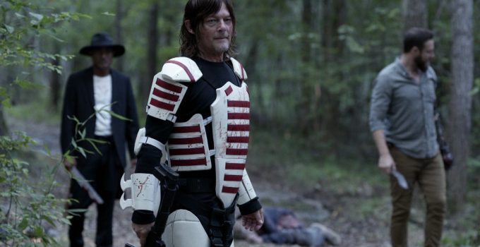 Daryl, Gabriel e Aaron na floresta após matarem alguns walkers no episódio 15 da 11ª temporada de The Walking Dead.