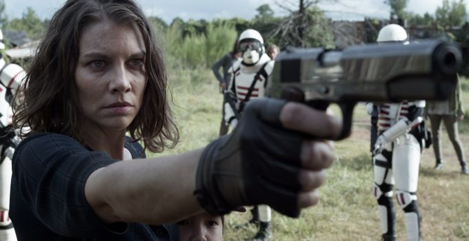 Maggie apontando uma arma enquanto defende Hershel em cena do episódio 15 da 11ª temporada de The Walking Dead.
