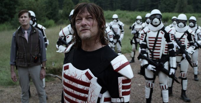 Daryl com Lance e os soldados de Commonwealth nos portões de Hilltop em cena do episódio 15 da 11ª temporada de The Walking Dead.