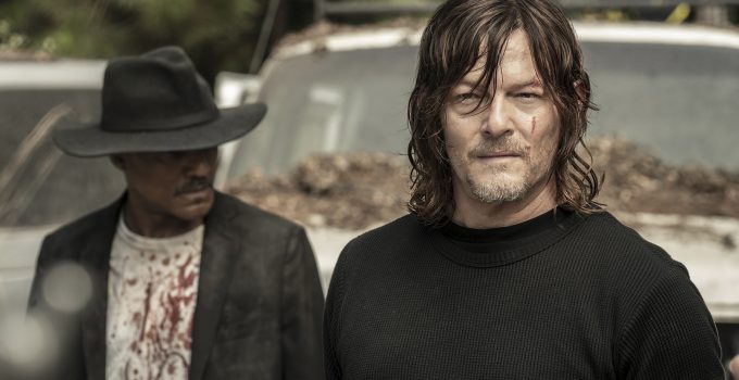Daryl e Gabriel de fundo em cena do episódio 16 da 11ª temporada de The Walking Dead.