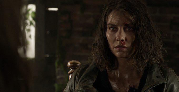 Maggie sentada em cena do episódio 16 da 11ª temporada de The Walking Dead.