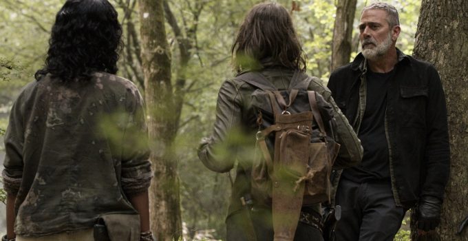 Negan olhando para Maggie e Annie em cena do episódio 16 da 11ª temporada de The Walking Dead.