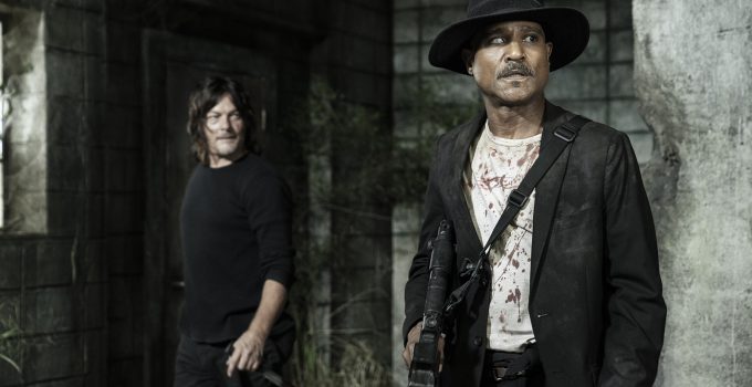 Gabriel e Daryl olhando para algo em cena do episódio 17 da 11ª temporada de The Walking Dead.