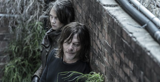 Daryl e Maggie escondidos dos soldados de Commonwealth em cena do episódio 17 da 11ª temporada de The Walking Dead.