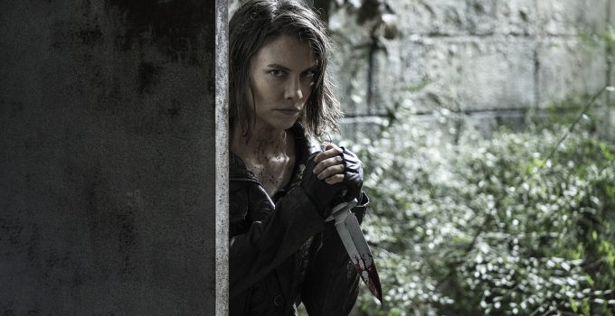 Maggie escondida segurando uma faca em cena do episódio 17 da 11ª temporada de The Walking Dead.