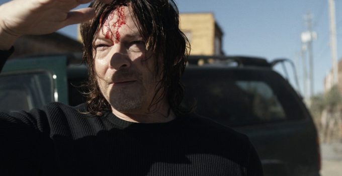 Daryl sangrando na cabeça e observando em cena do episódio 17 da 11ª temporada de The Walking Dead.