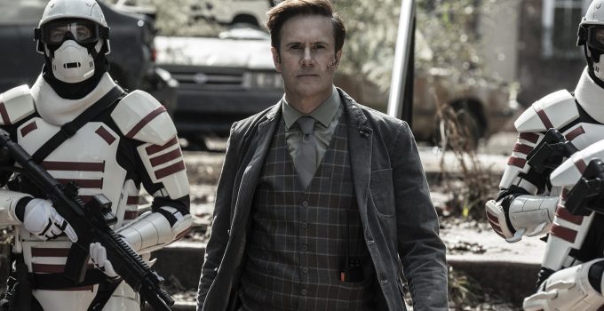 Lance andando ao lado de dois soldados em cena do episódio 17 da última temporada de The Walking Dead.