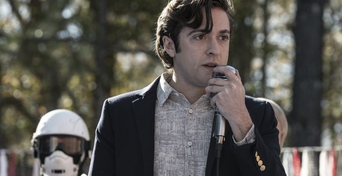 Sebastian falando no microfone em cena do episódio 18 da 11ª temporada de The Walking Dead.