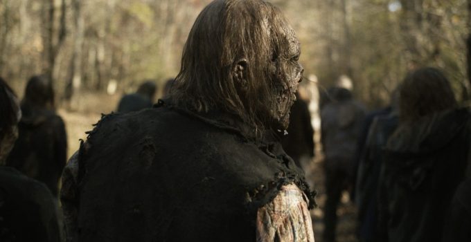 Zumbi olhando para o lado direito no meio de uma horda em cena do episódio 19 da 11ª temporada de The Walking Dead.