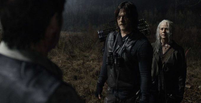 Daryl e Carol conversando com Lance na floresta a noite em cena do episódio 20 da 11ª temporada de The Walking Dead.